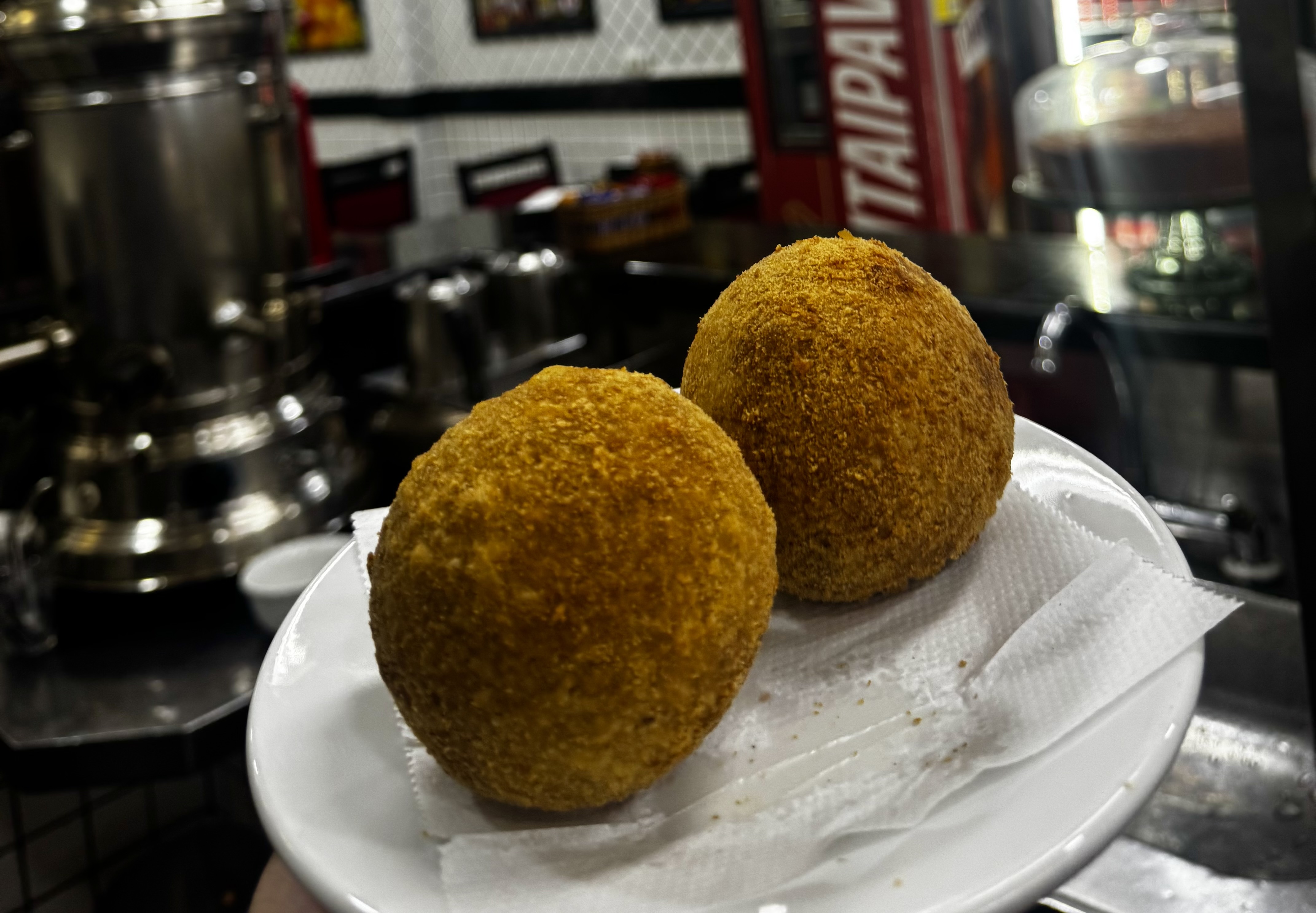 Bolinho de carne com ovo